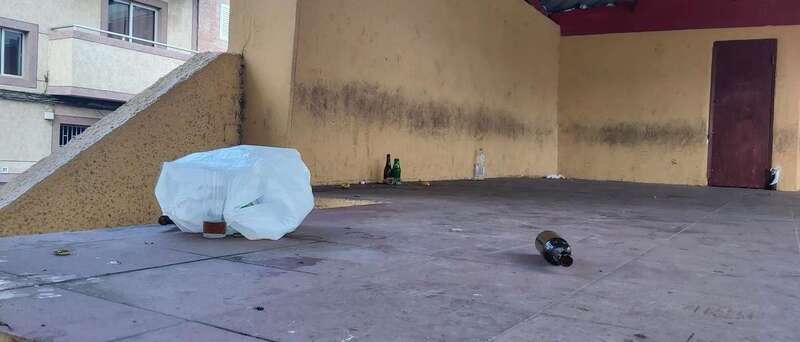 Residuos del botellón juvenil en el escenario de la plaza de Marpequeña/TA.